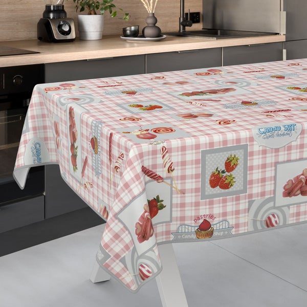 Tischdecke mit Erdbeermuster auf einem Küchentisch