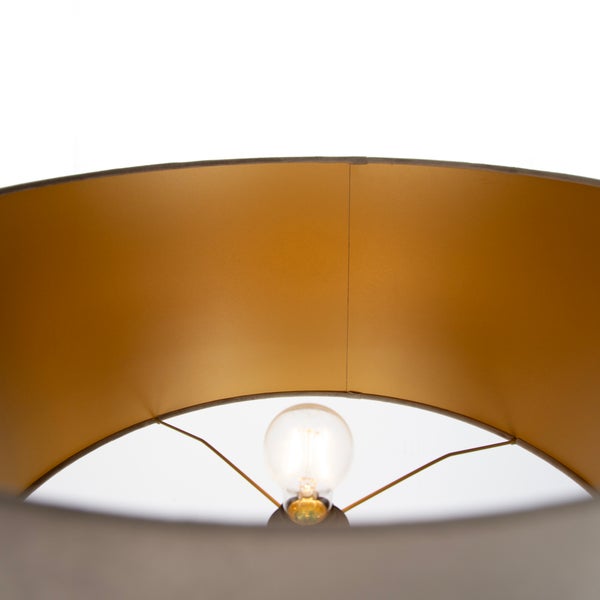 Blick von oben in einen runden Lampenschirm mit Innenseite in Metallic Optik und integriertem Leuchtmittel.