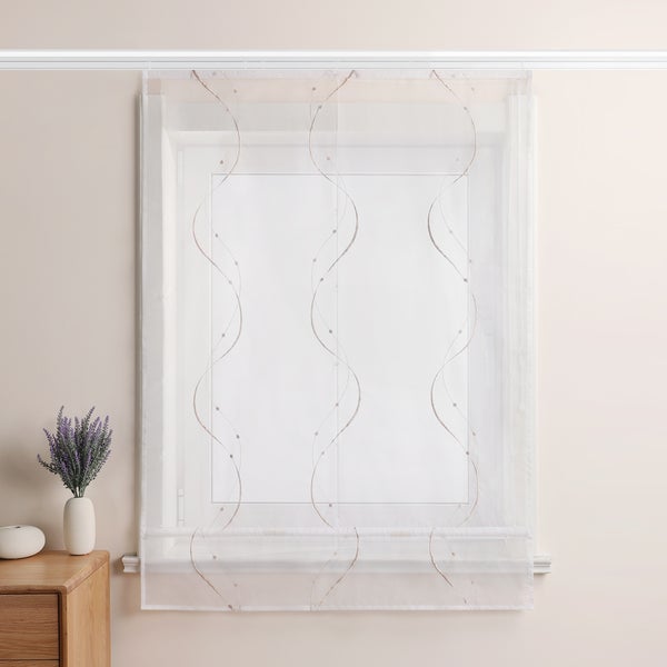 Fensterdekoration mit Schiebegardine im Wohnraum