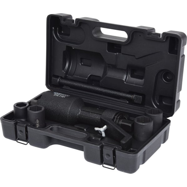 Person montiert eine Lkw-Reifenmontagehilfe am Reifen