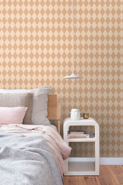 Vliestapete mit Rautenmuster im hellen Schlafzimmer, kombiniert mit einem Holzbett, einem weißen Nachttisch und einer modernen Pendelleuchte.