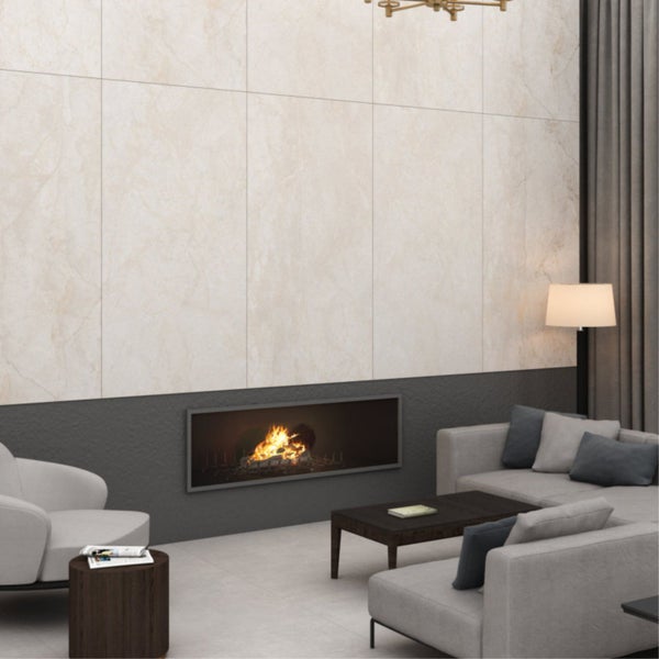 Wohnzimmer mit Fliesenwand, Kamin und Sitzecke