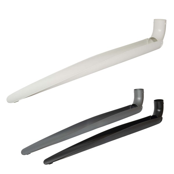 Drei Dachrinnenwinkel aus Kunststoff.