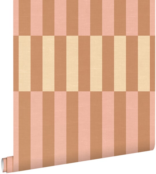 Selbstklebende Bordüre mit grauem geometrischem dreidimensionalem Würfelmuster an einer Wand im Wohnbereich mit einem Sofa und Früchten.