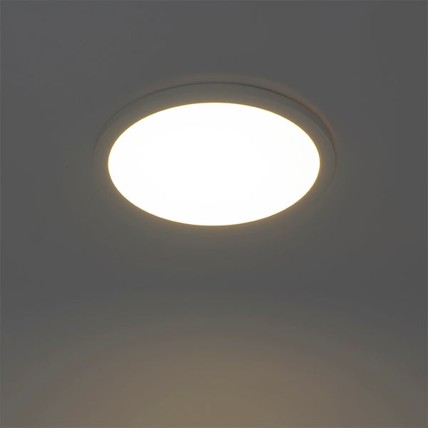 Runde LED-Deckenleuchte im eingeschalteten Zustand mit warmweißem Licht.