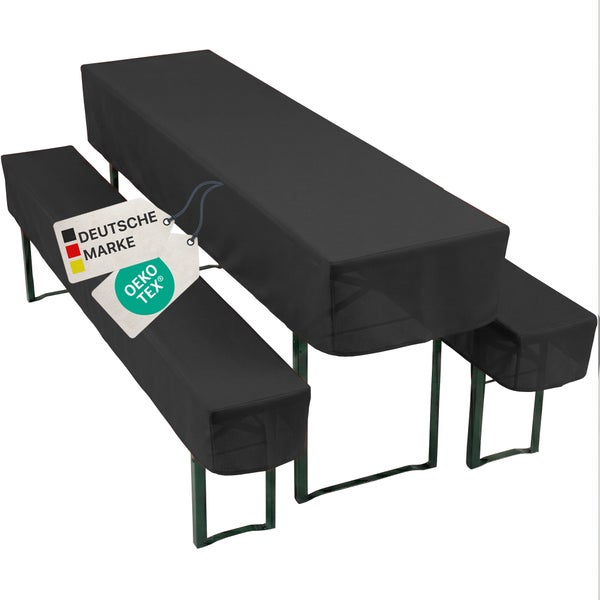 Dekorierte Tür mit Tannengirlande und Lichterkette