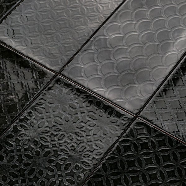 Dekorative Wandfliesen mit glänzender Oberflächenstruktur und verschiedenen geometrischen Mustern