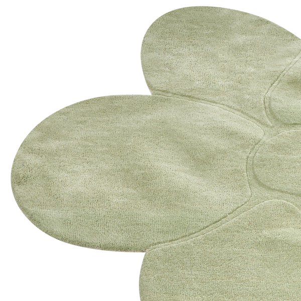 Grüner Badteppich in Blumenform aus weichem Material, Detailansicht der Textur.