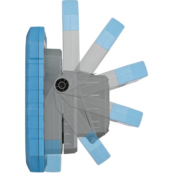 LED-Baustrahler in Blau und Grau mit verstellbarem Standfuß zur Demonstration des Schwenkbereichs.