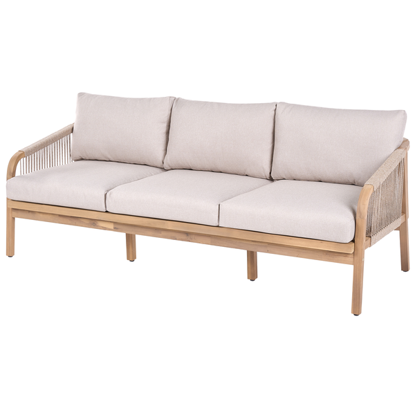 Dreisitzer-Gartensofa aus Holz mit Seilgeflecht an den Armlehnen und hellen Polstern.