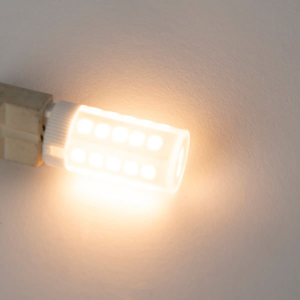 Leuchtendes LED-Leuchtmittel mit G9-Sockel in warmweißem Licht.