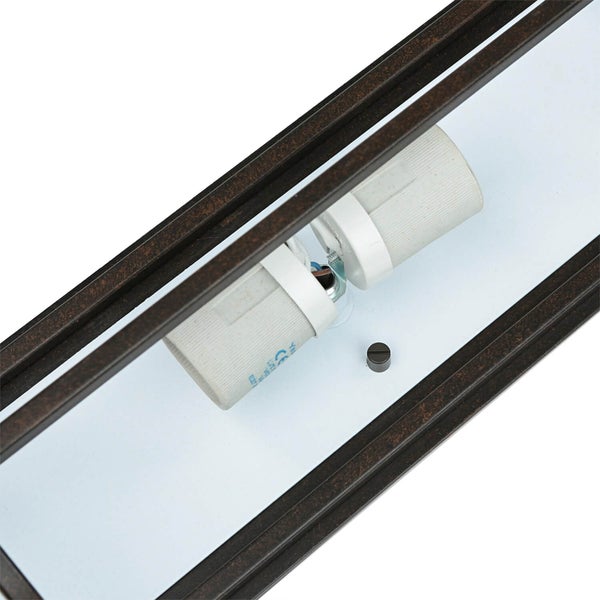 Detailansicht einer Innenraumleuchte mit Fassung und Metalleinfassung