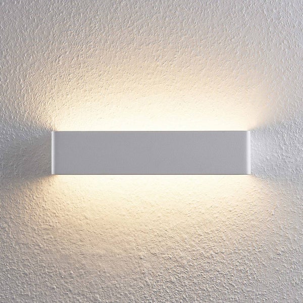 Rechteckige Wandleuchte mit Up-and-Down-Beleuchtung.