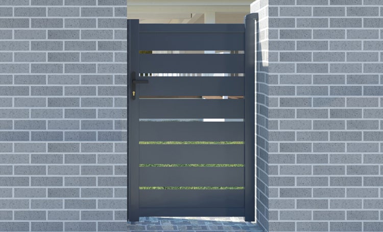 Moderne Gartentür mit horizontalen Lamellen vor einer Backsteinmauer