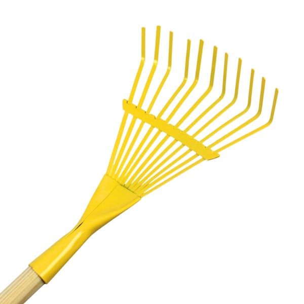 Gelber Fächerbesen aus Metall mit Holzstiel für die Gartenarbeit.