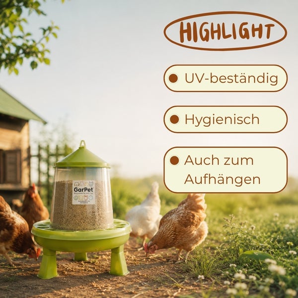GarPet Hühnerfutterautomat im Außenbereich mit fressenden Hühnern. Das Produkt ist UV-beständig, hygienisch und kann aufgehängt werden.
