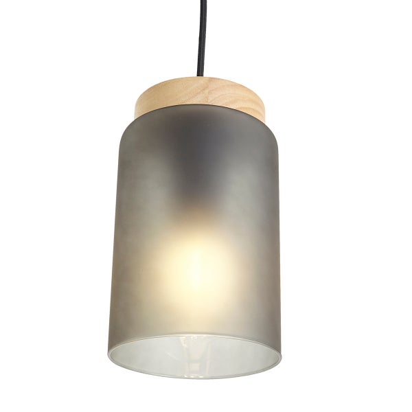 Zylindrische Pendelleuchte mit Holzelement und rauchfarbenem, satiniertem Glasschirm.