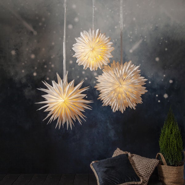 Drei Papiersterne hängen als Dekoration im Raum.