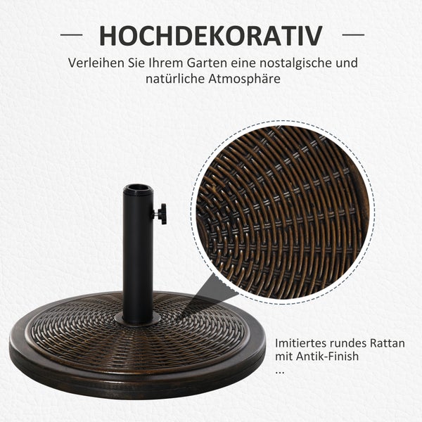 Runder Sonnenschirmständer mit imitierter Rattanstruktur und Antik-Finish sowie einem schwarzen Standrohr für Schirmmasten.