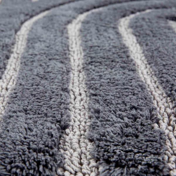 Detailaufnahme eines grauen Badvorlegers mit Muster