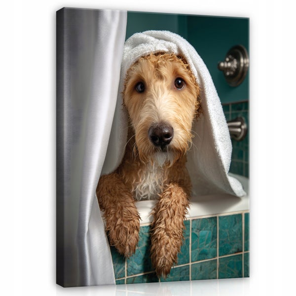 Wandbild auf Leinwand mit einem nassen Hund in einem Handtuch in einer gefliesten Badewanne als Motiv.