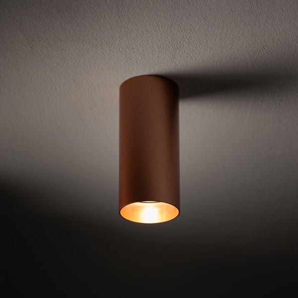 Zylindrische Deckenleuchte aus Metall an der Decke