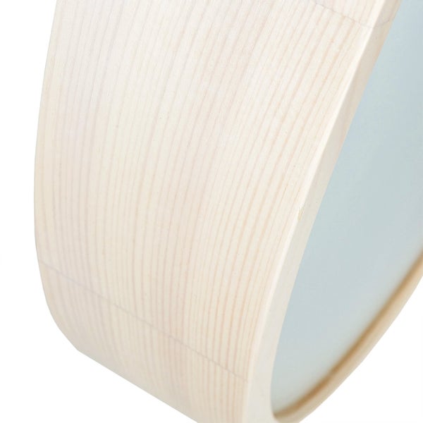 Detailaufnahme eines runden Spiegels mit Holzrahmen