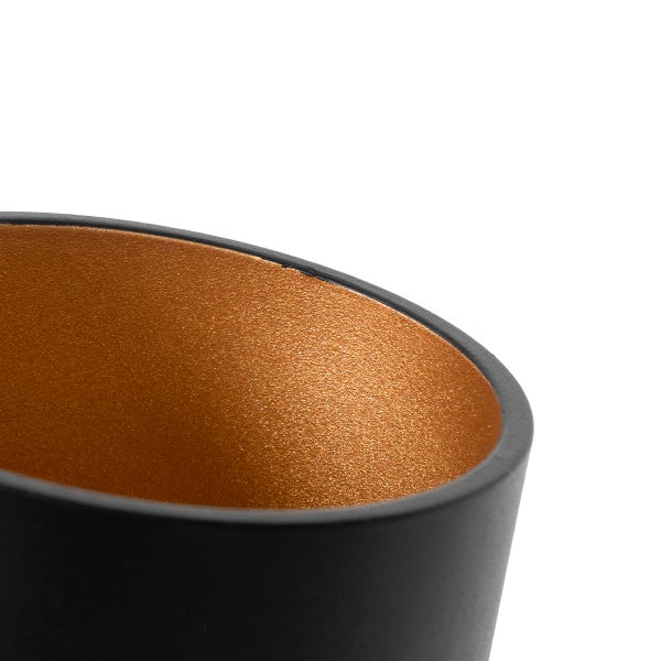 Detailaufnahme eines schwarzen Pflanzgefäßes mit goldfarbener Innenseite.
