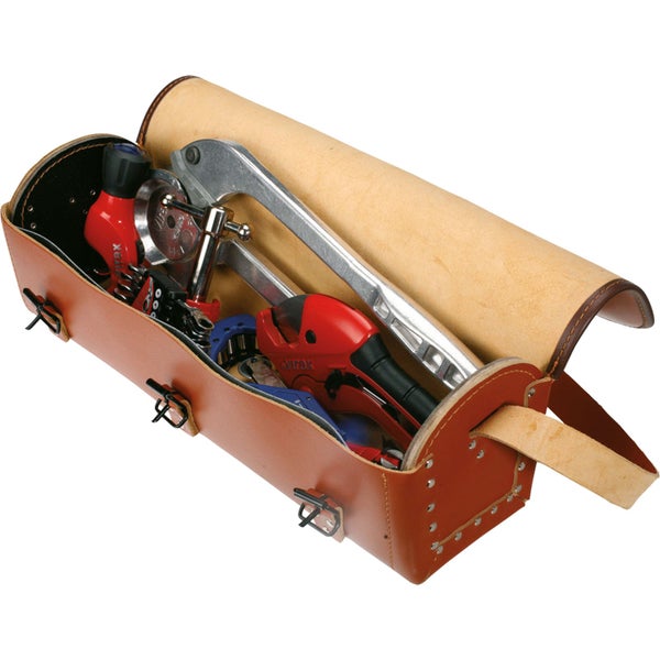 Offene Werkzeugtasche aus braunem Leder gefüllt mit Sanitärwerkzeugen wie Rohrschneidern und Zangen, mit Schultergurt und Metallschnallen.