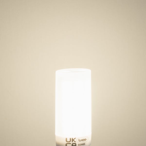 Zylindrisches LED Leuchtmittel, LUEDD Logo, eingeschaltet, mit UK CA Kennzeichnung.