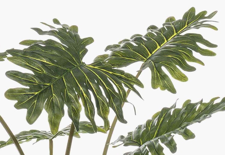 Detailansicht einer künstlichen Philodendron-Pflanze mit großen, tief gelappten grünen Blättern und stabilen Stielen.