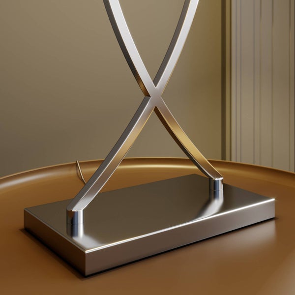 Detailaufnahme des Metallfußes einer Leuchte im modernen Design