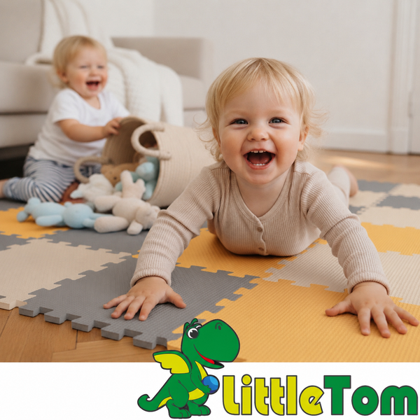 Kleinkinder spielen auf einem Puzzlematten Set aus Schaumstoff im Kinderzimmer Little Tom Logo