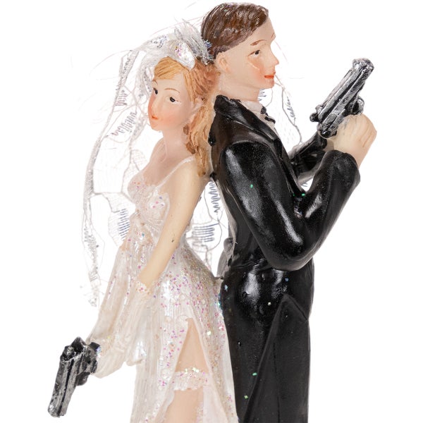 Tortenfigur Hochzeit Braut und Bräutigam Rücken an Rücken mit Pistolen.
