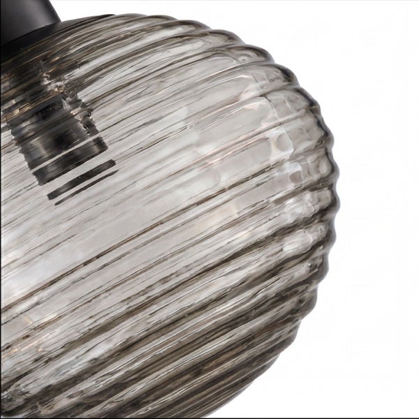 Kugelförmiger Lampenschirm aus geriffeltem Rauchglas in der Nahaufnahme.