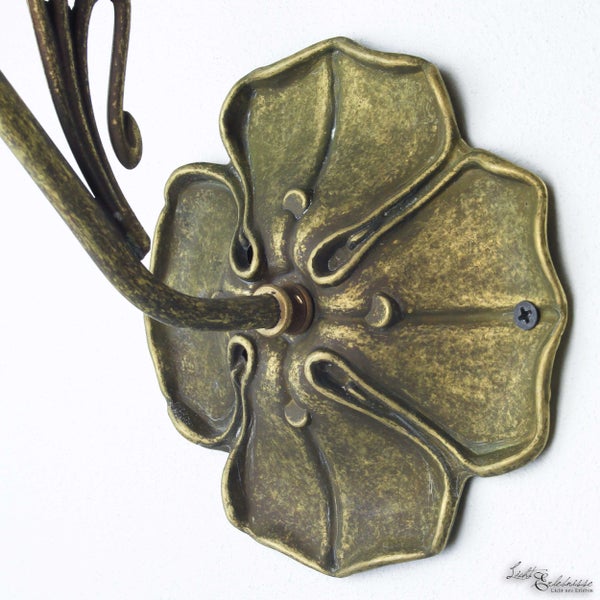 Wandleuchte aus Metall in Blumenform