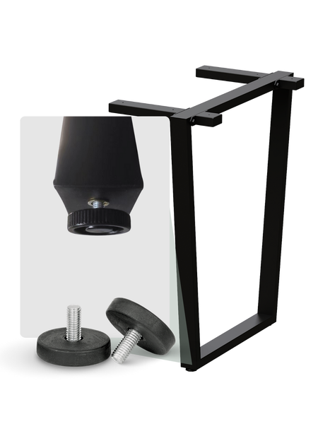 Trapezförmiges schwarzes Tischbein aus Metall mit höhenverstellbaren Füßen.