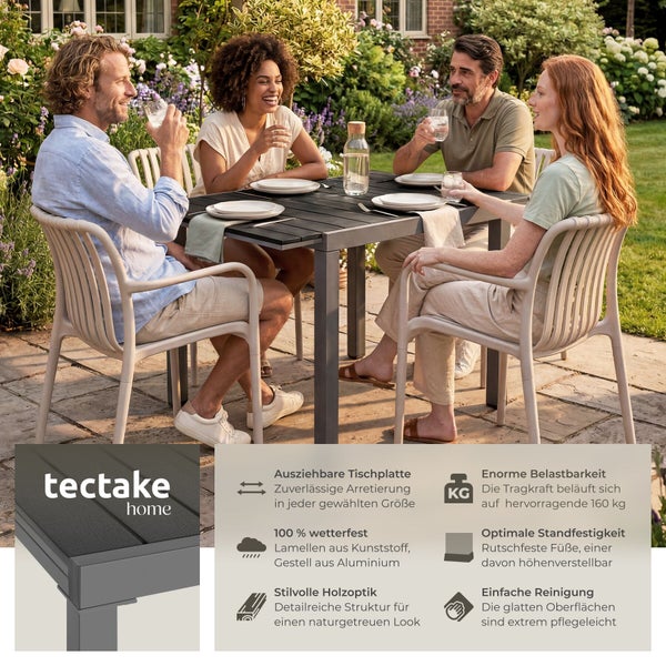 Vier Personen sitzen an einem ausziehbaren Tectake Home Gartentisch aus Aluminium und Kunststoff mit Holzoptik auf einer Terrasse im Garten.