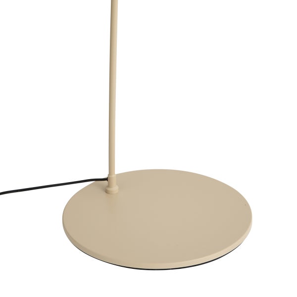 Runder, flacher Lampenfuß aus Metall in Beige mit schwarzem Stromkabel und dünnem Standrohr.