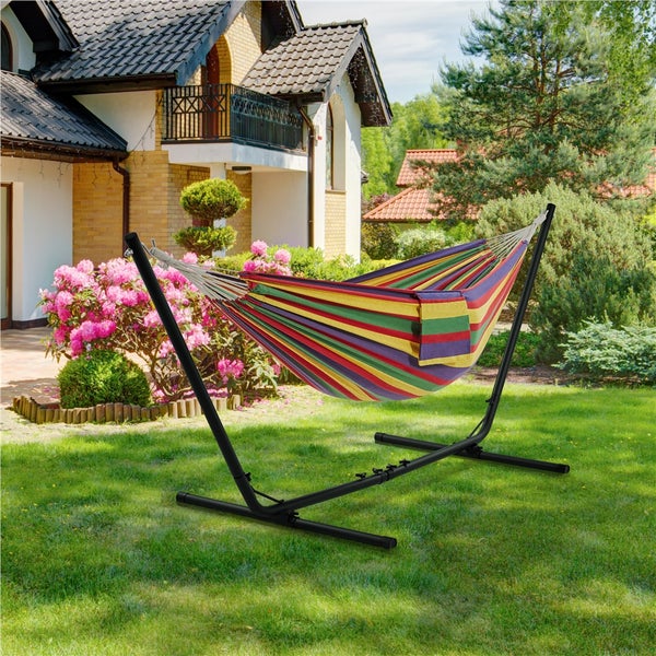 Gestreifte Hängematte mit schwarzem Gestell im Garten