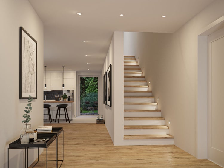 Moderner, heller Flur mit Holzfußboden, einer Holztreppe mit Wandbeleuchtung und Blick in eine organisierte Küche.