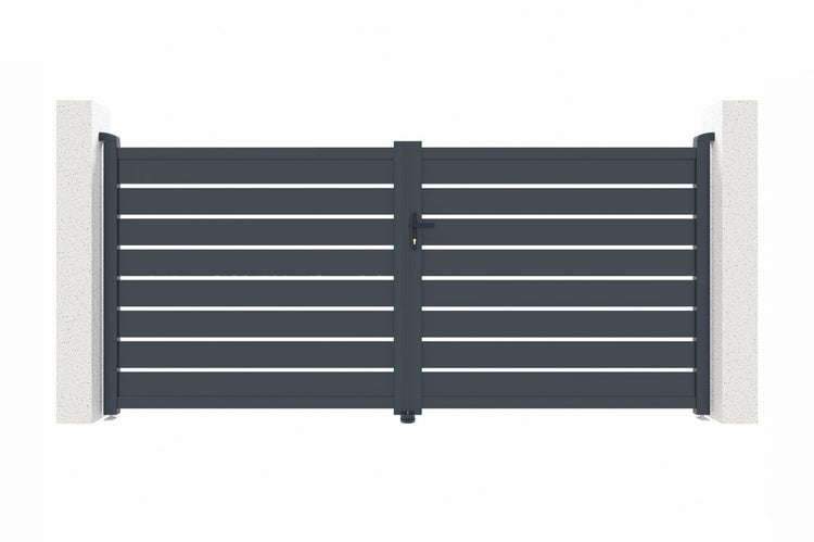 Zweiflügeliges Einfahrtstor aus Aluminium in Anthrazit mit horizontalen Lamellen zwischen zwei weißen Steinpfosten.