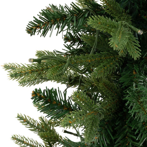 Detailansicht eines künstlichen Weihnachtsbaumzweigs mit integrierter LED Beleuchtung