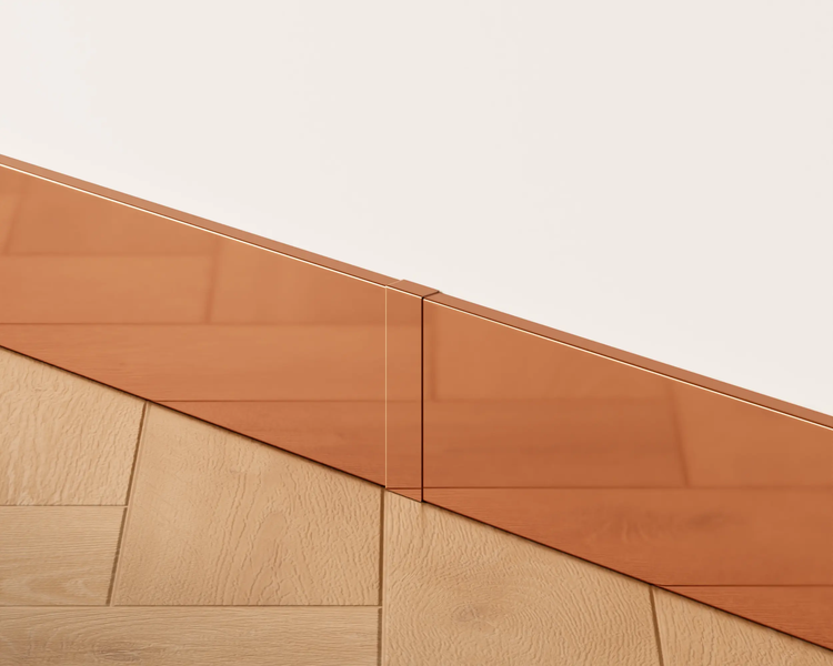 Detailansicht einer Wand mit Holzverkleidung und glänzenden Paneelen