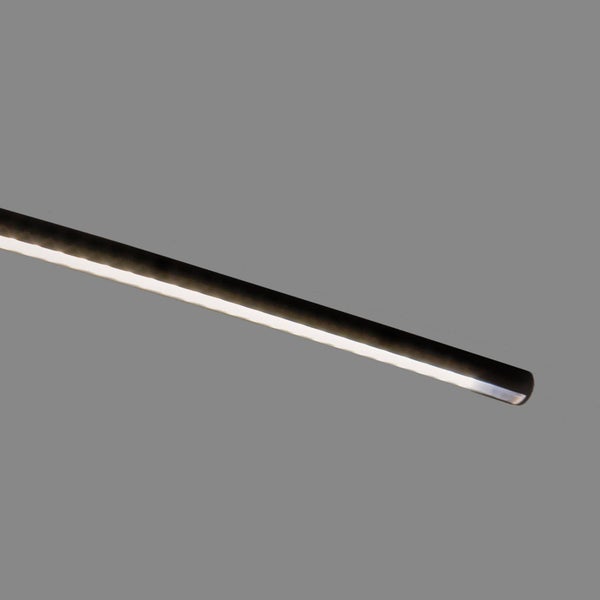 Moderne LED-Linearleuchte in schlankem Design mit integriertem Leuchtstreifen.