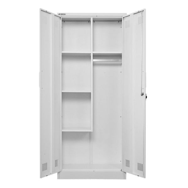 Offener Metallschrank mit Regalböden und Kleiderstange