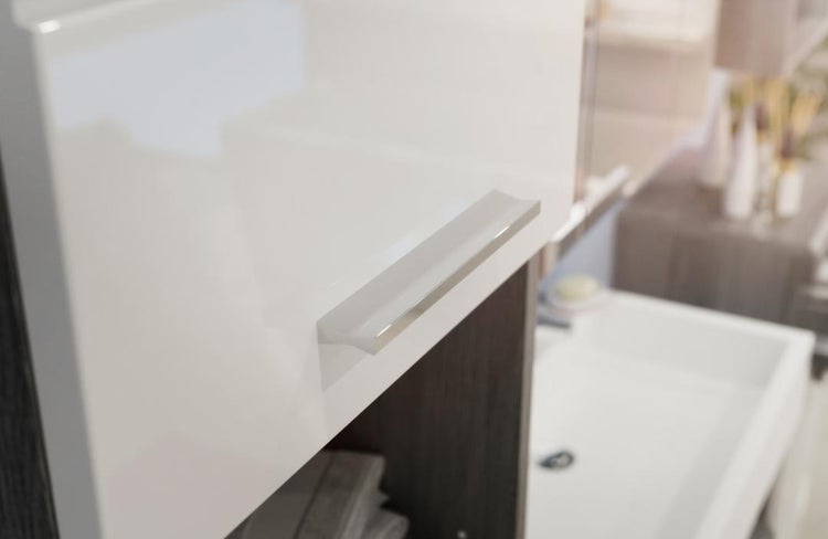 Detailansicht eines Badezimmerschranks mit Hochglanzfront und Metallgriff vor einem Waschbecken.
