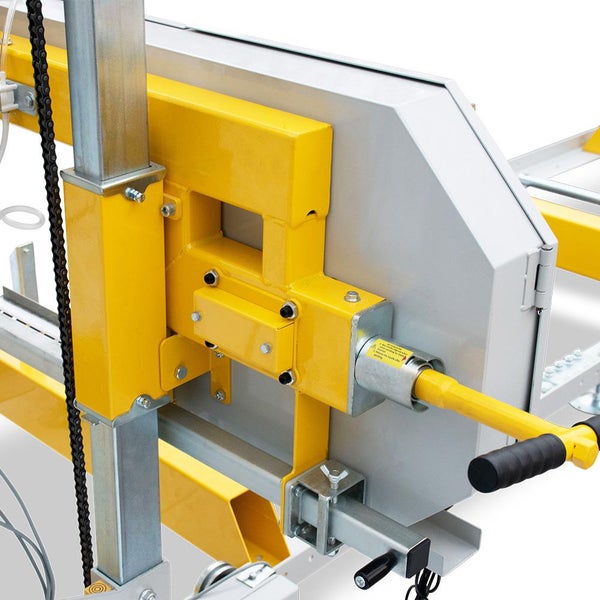 Detailansicht einer Bandsäge mit gelben und grauen Elementen