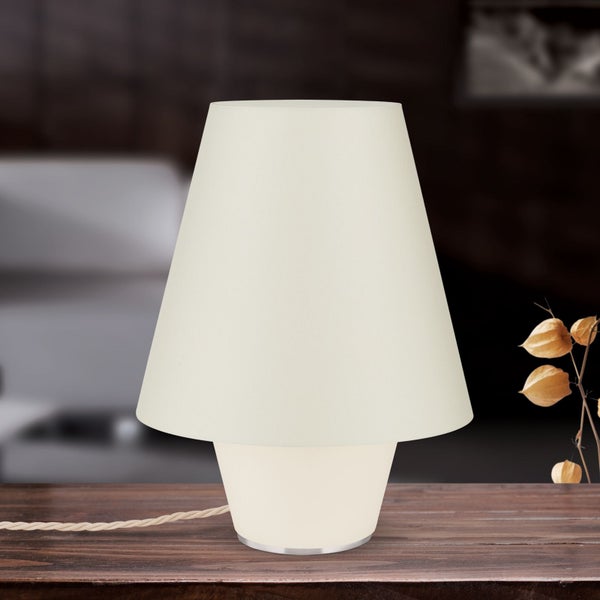 Tischleuchte mit konischem Lampenschirm auf einem Holztisch