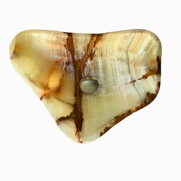 Aufsatzwaschbecken aus Onyx-Naturstein in organischer Form, Draufsicht.
